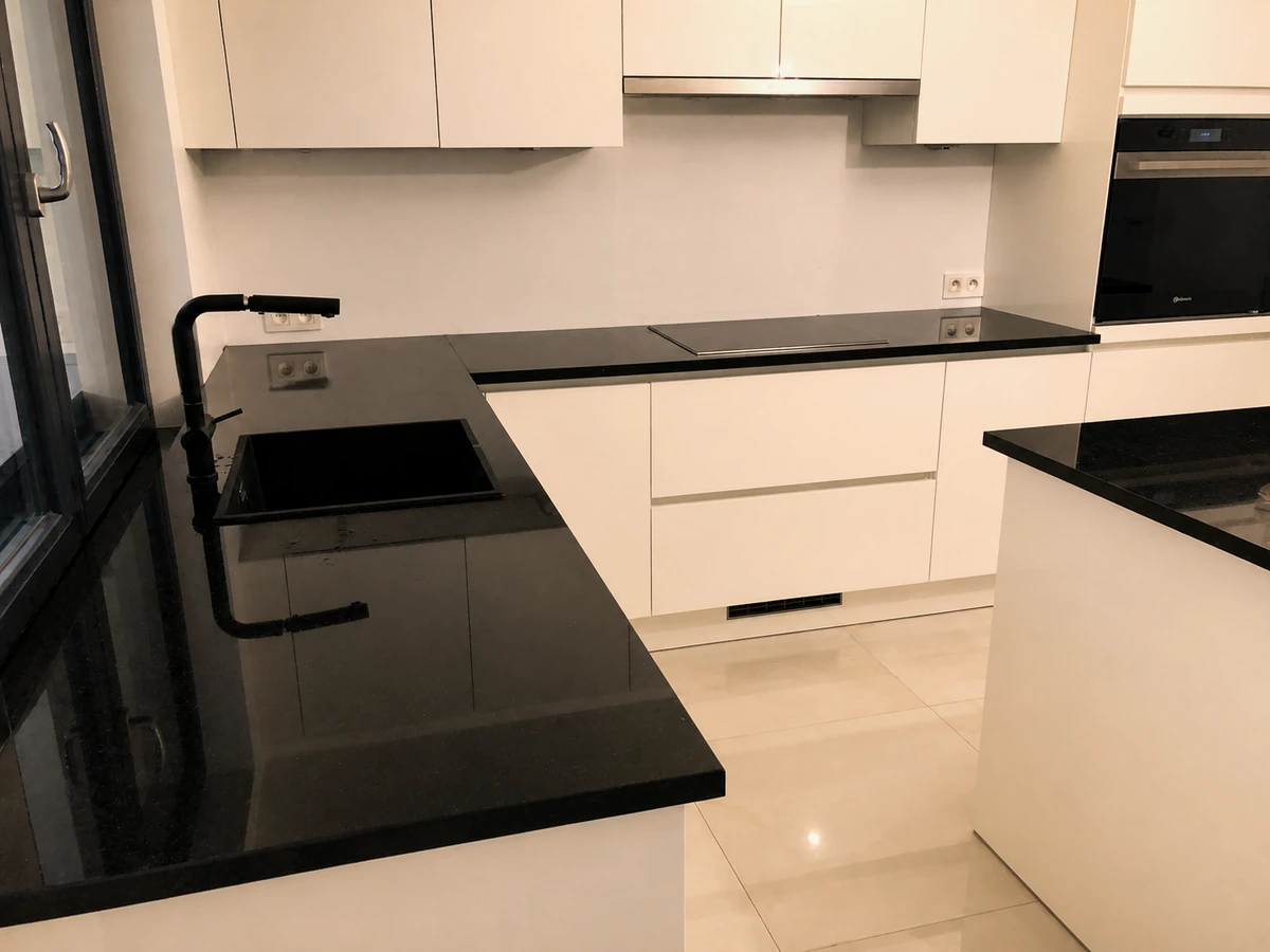 Keuken: Witte maatwerkkeuken met contrasterend donker werkblad